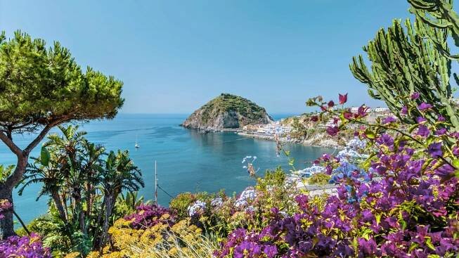 Ischia, ostrov termálních pramenů a průzračného moře