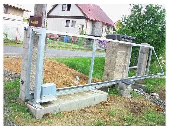 Pojezdová brána samonosná