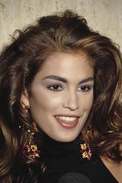 Channel '90s Supermodel Glam With These Makeup Essentials For Winter