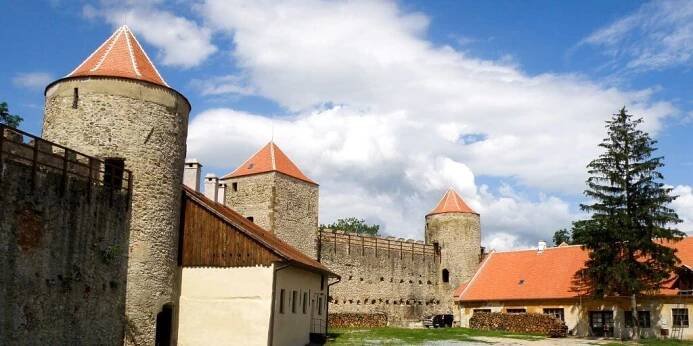 Hrad Veveří: Historický Skvost nad Brněnskou Přehradou – Prohlídky, Historie a Akce | Stips.cz