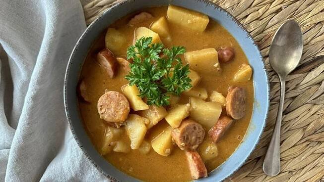 ŽENA-IN - Brambory, buřty a paprika. Uvařte si buřtguláš!