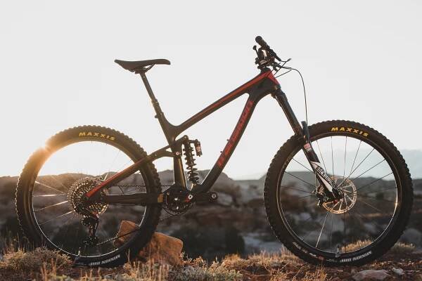 RockShox – Super Deluxe s pružinou, s dálkou a další vylepšení | BikeAndRide.cz