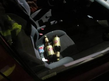 Policisté přistihli opilou ženu za volantem. Za půl hodiny ve stejném voze boural její ještě opilejší spolujezdec