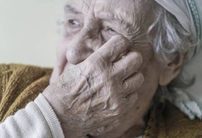 Důchodkyně se slzami v očích mluví o rodině: Povídání paní Jarmilky (90) trhá srdce. Každý, kdo miluje svojí rodinu by si TOTO měl důkladně přečíst