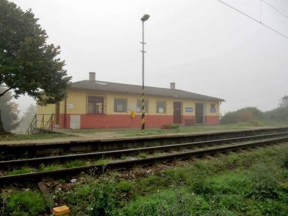 Soubor:Újezd u Brna, železniční zastávka.jpg