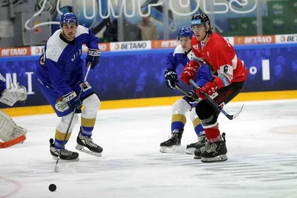 Skvělá atmosféra provázela hokejové derby mezi HC MUNI (v modrém) a VUT Cavaliers Brno (v červeném).