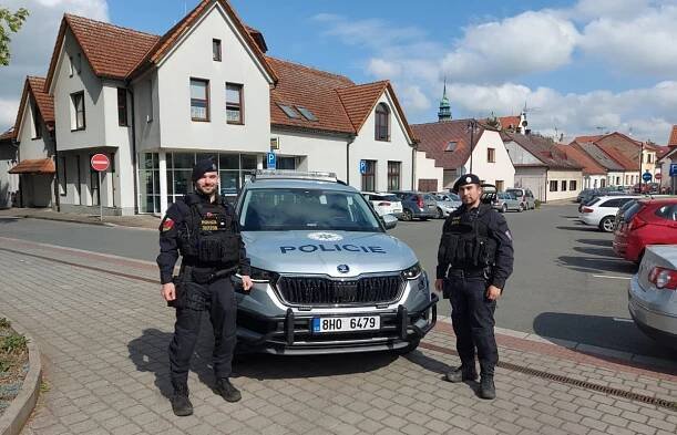 Policisté na Královéhradecku zachránili seniora z hořícího domu | Týdeník Policie