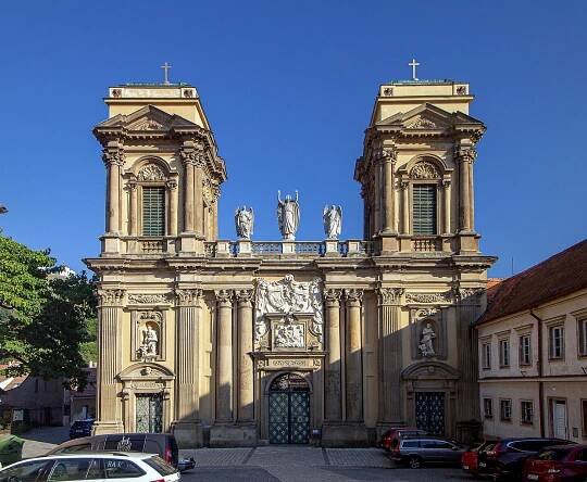 Soubor:Mikulov Ditrichštejnská hrobka čelo 2.jpg
