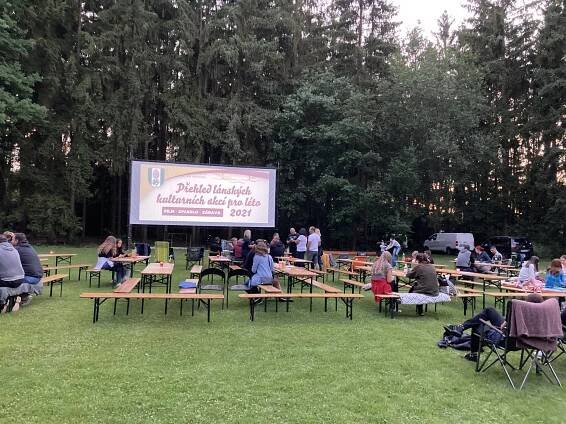 Letní kino - Bezva ženská na krku - Obec Lány