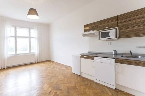 Krásný 2+kk, 55m2 v klidném secesním domě, cena 20000 CZK / objekt / měsíc, nabízí 