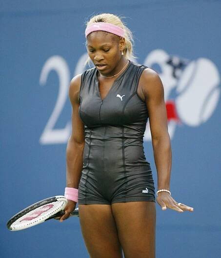 Serena zvolila přilnavý černý oblek už na US Open 2002 - GALERIE: Serena Williamsová a její převleky (1/6)