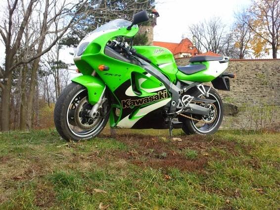 Kawasaki ZX7R | Katalog motocyklů a motokatalog na Motorkáři.cz