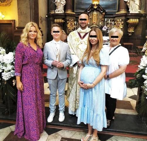 Monika Babišová vyrazila v červenci na svaté přijímá syna své kamarádky do jednoho z pražských kostelů. Kmotrou se stala společně s těhotnou kamarádkou Zuzanou Ficovou