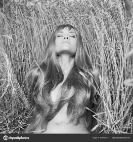 Stáhnout - Nahá krásná žena ukazuje své nahé tělo venku. Sexy naturistka dáma pózuje na poli — Stock obrázek