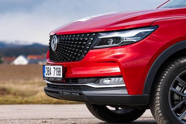 TEST: Čínský Dongfeng Fengon 5: Evropané pořád chtějí normální motory, jen už je málokdo nabízí