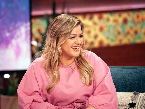 Kelly Clarkson Is Wearing a ‘Pirate’ Eye Patch on Her Show for the Most Painful Reason