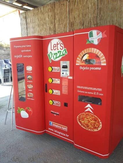 Automat, který vám upeče pizzu před očima - jsou i v Česku a výsledek tedy není zrovna gurmánský zážitek.
