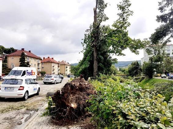 VIDEO: Bouře se ve čtvrtek prohnala Luhačovicemi, místní mluví o tornádu
