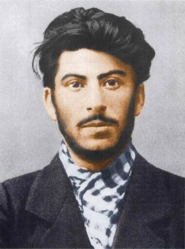 Súbor:Stalin 1902 Colour.jpg – Wikipédia