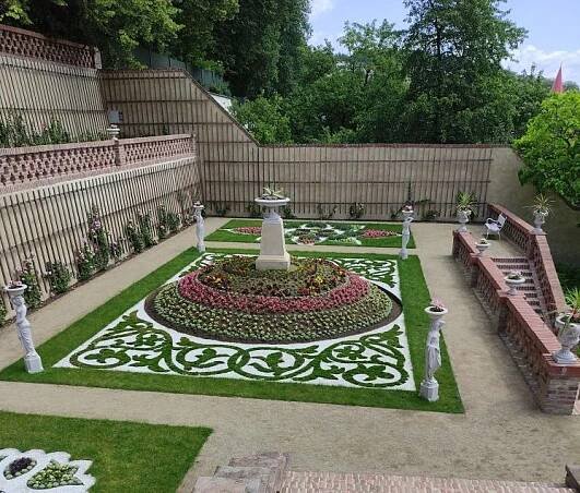 Unikátní zahrada zámku Lysice po dvouleté obnově rozkvetla a čeká na návštěvníky
