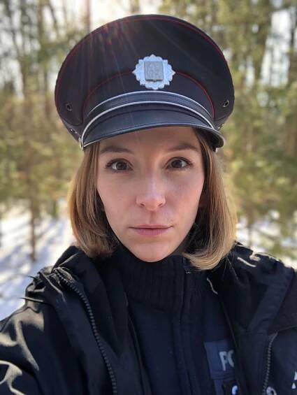 Z cudné policistky pornoherečkou. Hvězda Zákonů vlka musela svou proměnu vysvětlovat tchyni