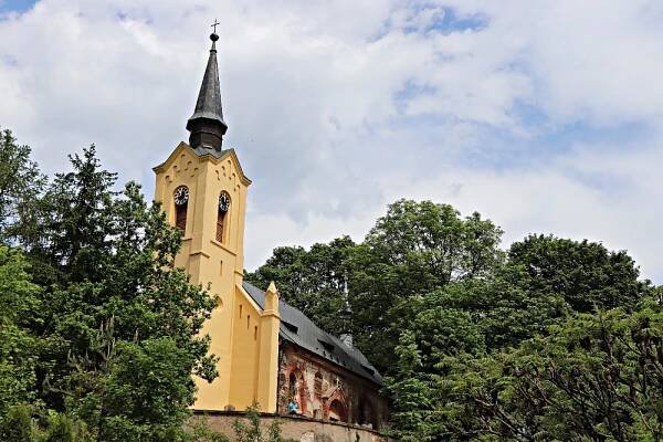 OBRAZEM: Bíle oděné postavy duchů se v Lukové modlí k Bohu