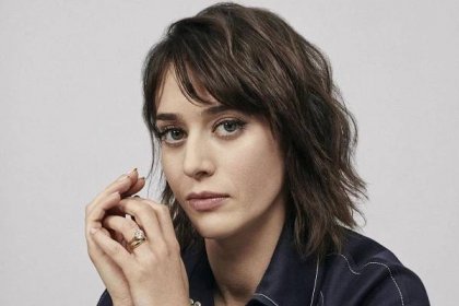 Lizzy Caplan: ‘After Mean Girls, I didn’t work again until I dyed my hair blonde and got a spray tan’
