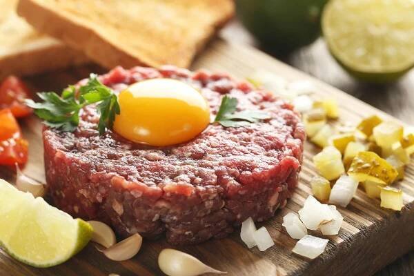 Ten nejlepší tatarák připravíte snadno. Tajnou ingrediencí jsou kapary - Jimeto.cz