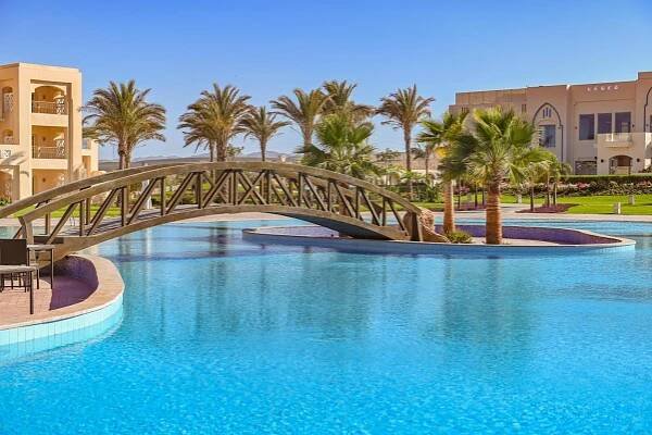 Bazén v ubytování Sataya Resort Marsa Alam nebo v jeho okolí
