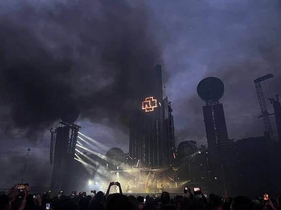 Rammstein odpálil v Trenčíne veľkolepú šou, celý koncert sme sledovali minútu po minúte