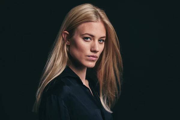 Larissa Marolt - NILS SCHWARZ PHOTOGRAPHY
