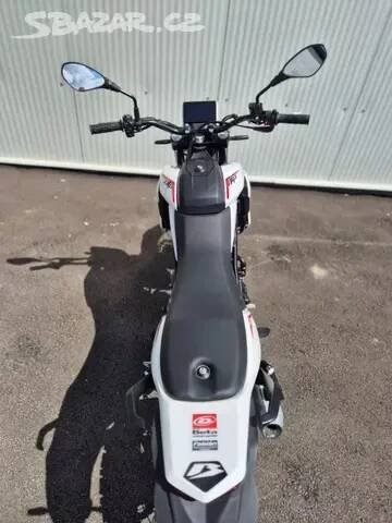 BETA ALP 4.0 WHITE - PŘEDVÁDĚCÍ najeto 379 km