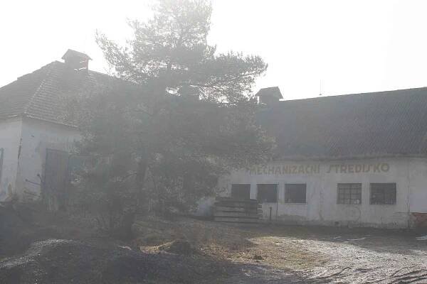 Kněžice leží na hranici okresů Třebíč a Jihlava.