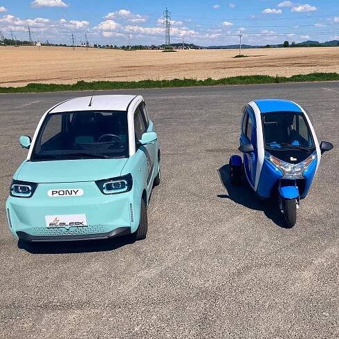 Zapůjčení dvoumístného elektromobilu ELBLESK na 4–48 hod.: Pony nebo tříkolka