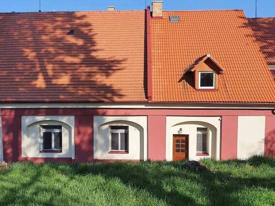 Pohled ze zahrady na obytný dům - pronájem chalupy Městečko u Chotýšan - foto 1