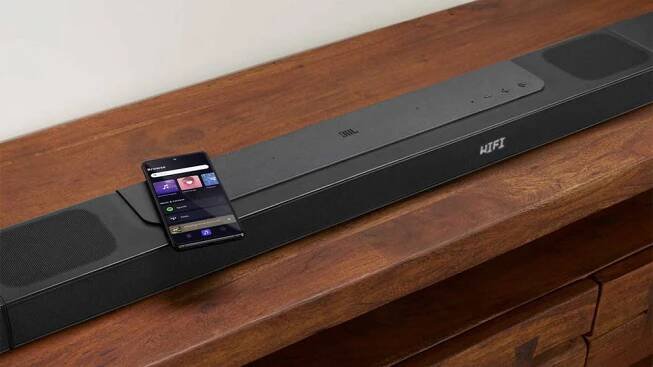 Soundbar JBL Bar 800 5.1 s mobilním telefonem_04