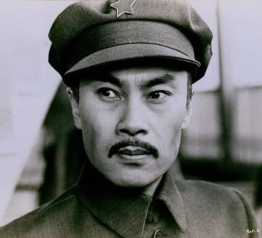 Soubor:Burt Kwouk in The Shoes of the Fisherman.jpg – Wikipedie