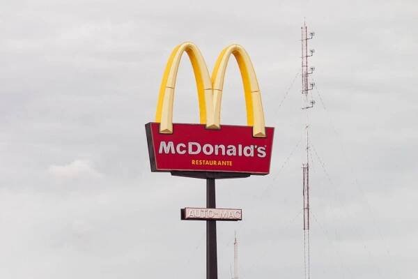 Zaměstnanec McDonald’s do Happy Mealu dával místo hračky svůj mixtape! Tomu se říká marketing! – StreetFame.cz
