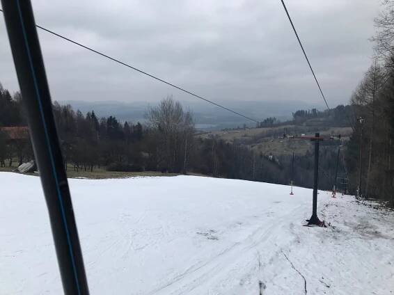 Umělý sníh na sjezdovkách vydrží až o měsíc déle než v okolí.