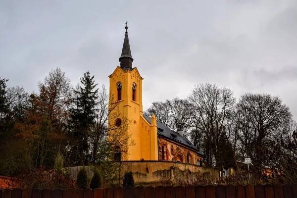 Kostel duchů v obci Luková
