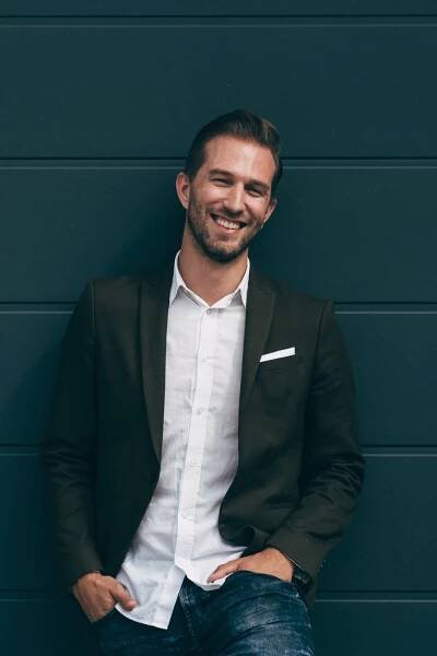 CSO, Managing Partner Patrick Pirker vor einer dunkelblauen Mauer mit Blick in die Kamera