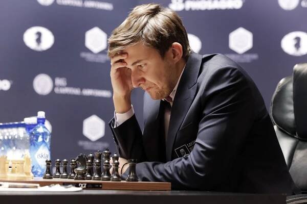 Ruský šachista Karjakin dostal od mezinárodní federace půlroční distanc, schvaloval invazi