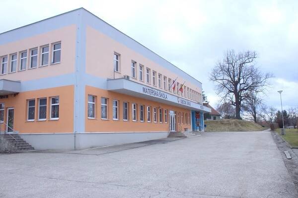 Soubor:Dolní Třebonín, mateřská škola, obecní úřad a pošta II.jpg – Wikipedie