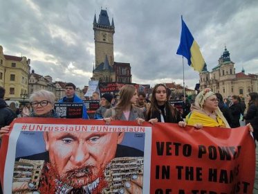 Hlas Ukrajiny z Prahy. Tisíce lidí si v centru připomněly dopady války