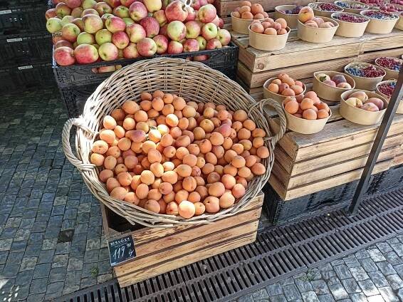 Sezónní hity farmářských trhů: Jahody, rajčata a brambory. Jaký je výběr a ceny?