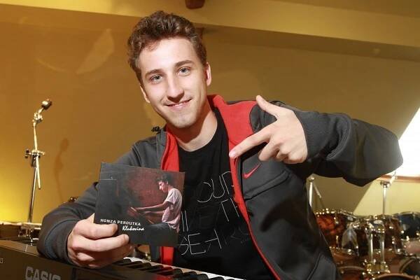 Holky, ten by stál za hřích: Mladší syn tragicky zesnulého bubeníka Olympiku Peroutky je pořádný fešák