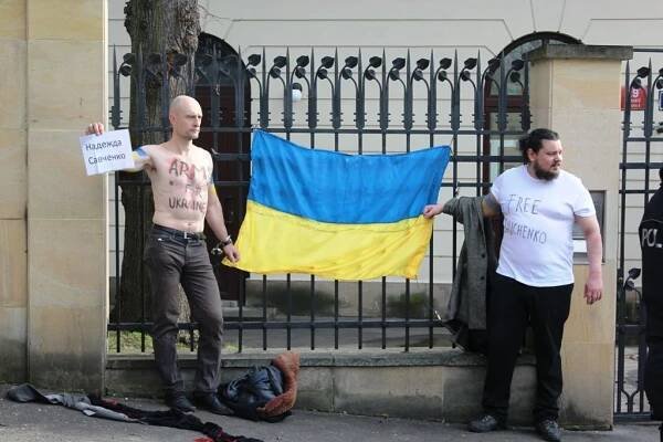 Foto: Na plotě ruské ambasády zavlála vlajka Ukrajiny