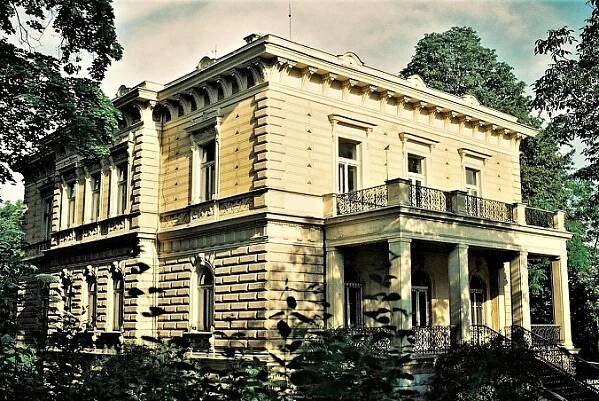 Vilu, kde po válce bydlel generál Pellé, postavil architekt Koukola pro tchýni. Jeho nadějná životní dráha ale dopadla neslavně