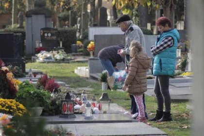 Na výzdobě hrobů si lidé dávají záležet. Přibývá ale i opuštěných pomníků