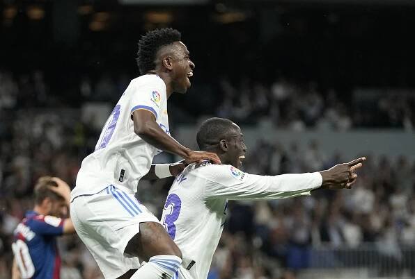 Real sestřelil Levante do druhé ligy, San Sebastian drží náskok v boji o Evropu